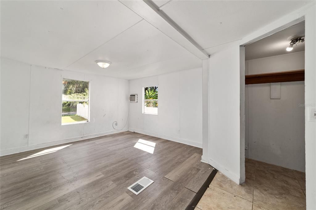 For Sale: $100,000 (3 beds, 2 baths, 1104 Square Feet)