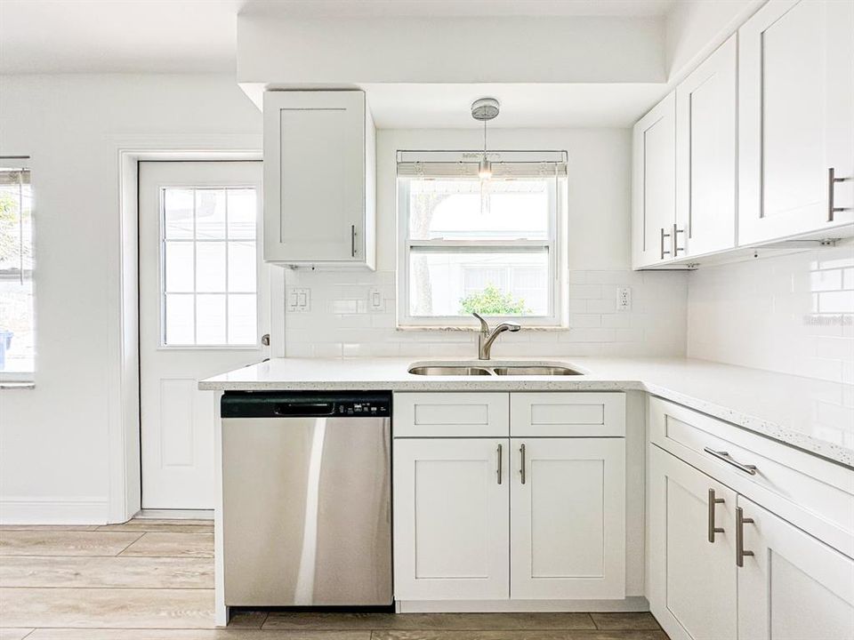 待售: $875,000 (4 贝兹, 0 浴室, 2204 平方英尺)