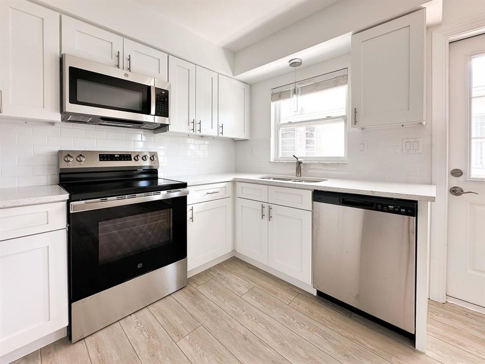 待售: $875,000 (4 贝兹, 0 浴室, 2204 平方英尺)