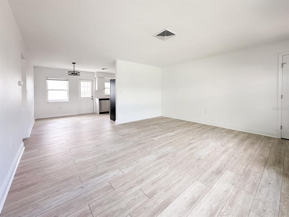 待售: $875,000 (4 贝兹, 0 浴室, 2204 平方英尺)