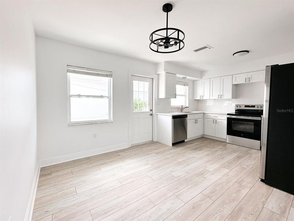 待售: $875,000 (4 贝兹, 0 浴室, 2204 平方英尺)