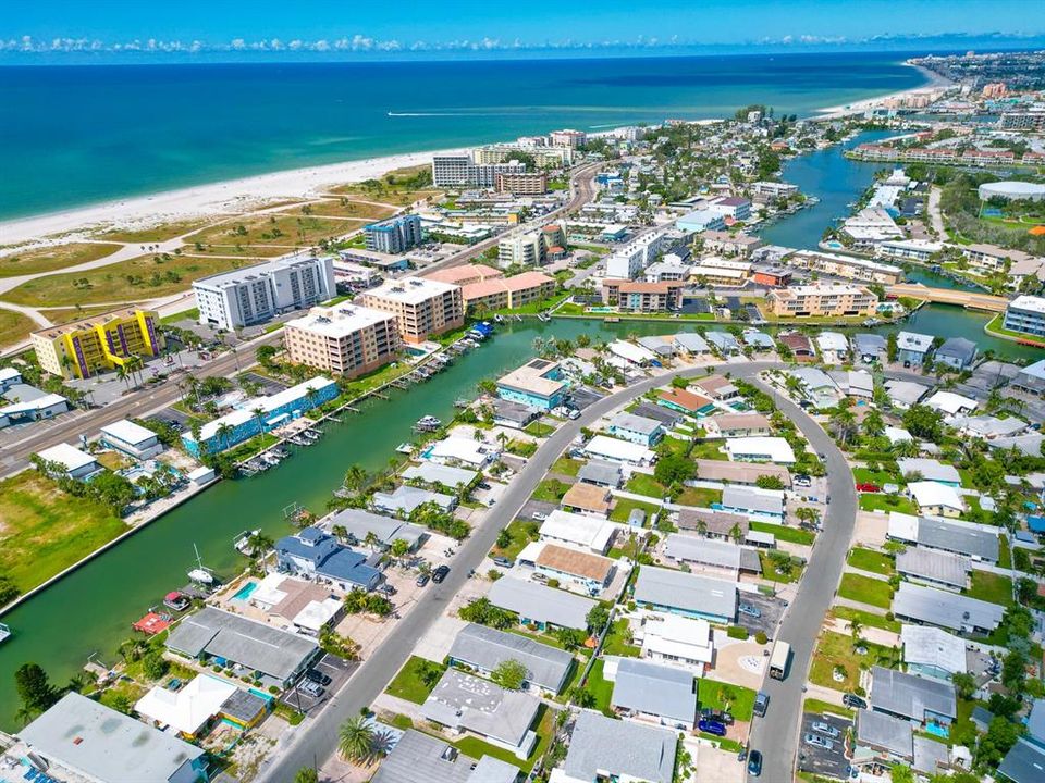 待售: $875,000 (4 贝兹, 0 浴室, 2204 平方英尺)