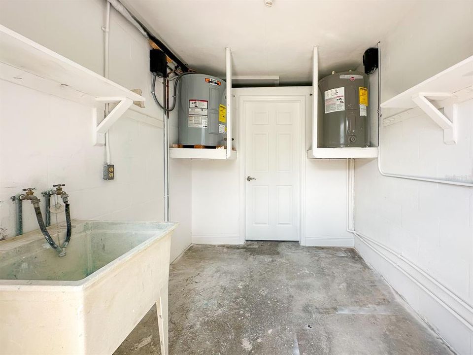 待售: $875,000 (4 贝兹, 0 浴室, 2204 平方英尺)