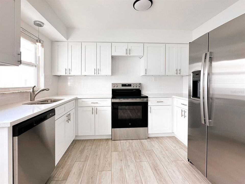 待售: $875,000 (4 贝兹, 0 浴室, 2204 平方英尺)