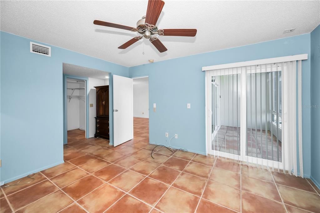 待售: $229,000 (2 贝兹, 2 浴室, 956 平方英尺)