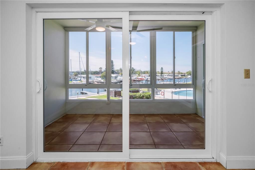 待售: $229,000 (2 贝兹, 2 浴室, 956 平方英尺)