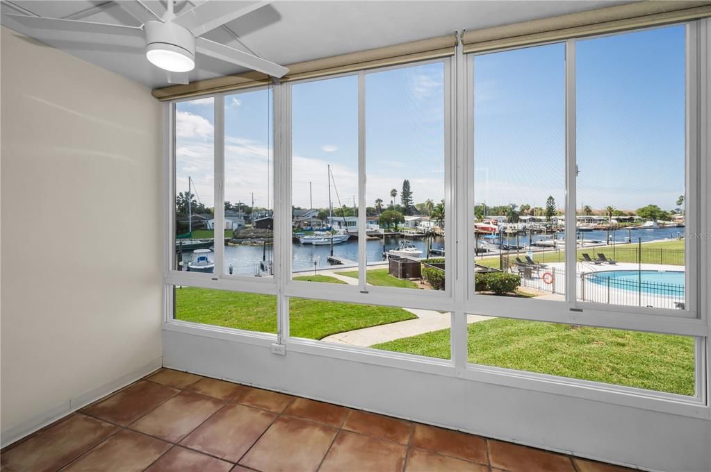 待售: $229,000 (2 贝兹, 2 浴室, 956 平方英尺)