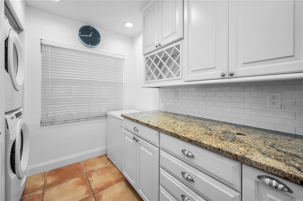 待售: $229,000 (2 贝兹, 2 浴室, 956 平方英尺)