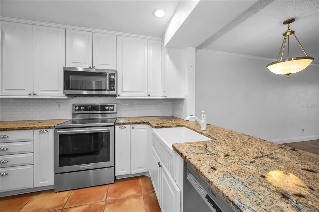 待售: $229,000 (2 贝兹, 2 浴室, 956 平方英尺)