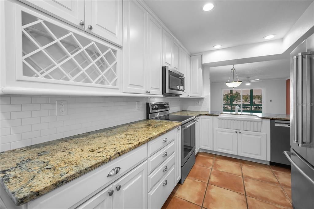 待售: $229,000 (2 贝兹, 2 浴室, 956 平方英尺)