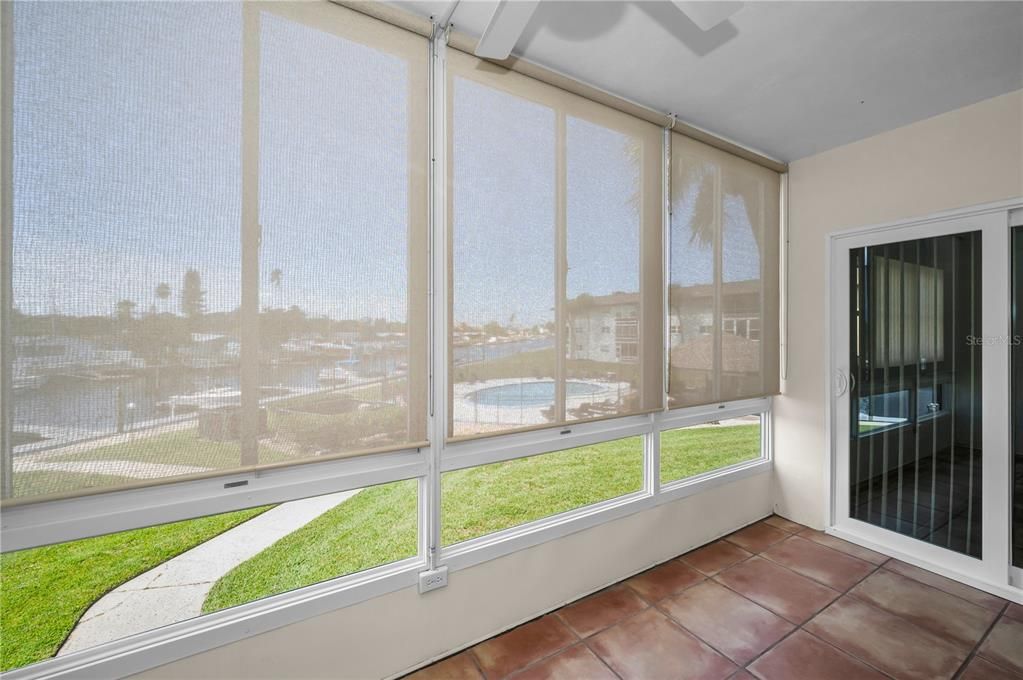 待售: $229,000 (2 贝兹, 2 浴室, 956 平方英尺)