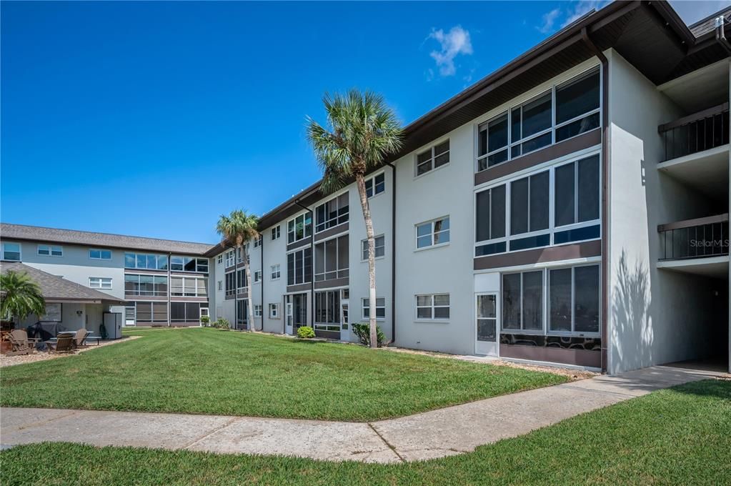 待售: $229,000 (2 贝兹, 2 浴室, 956 平方英尺)