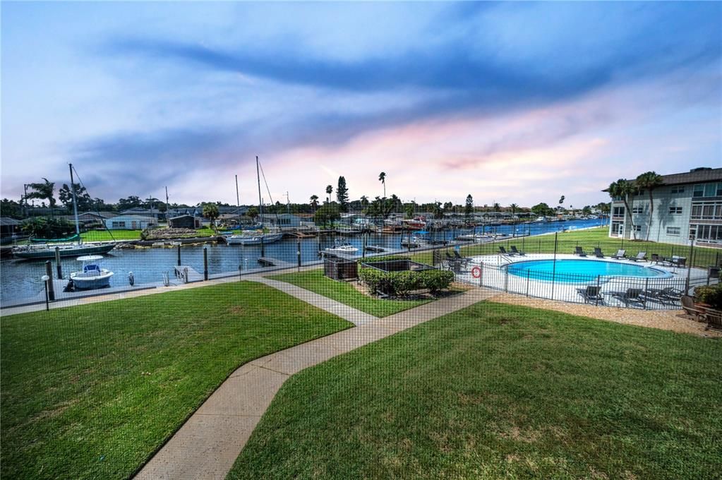 待售: $229,000 (2 贝兹, 2 浴室, 956 平方英尺)