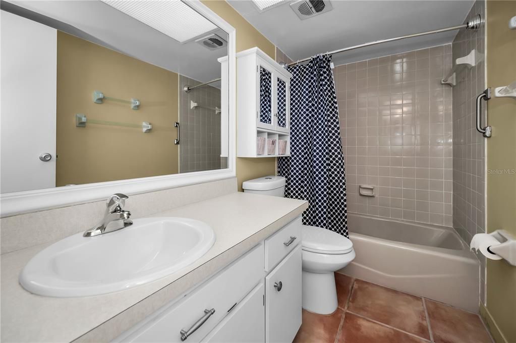 待售: $229,000 (2 贝兹, 2 浴室, 956 平方英尺)