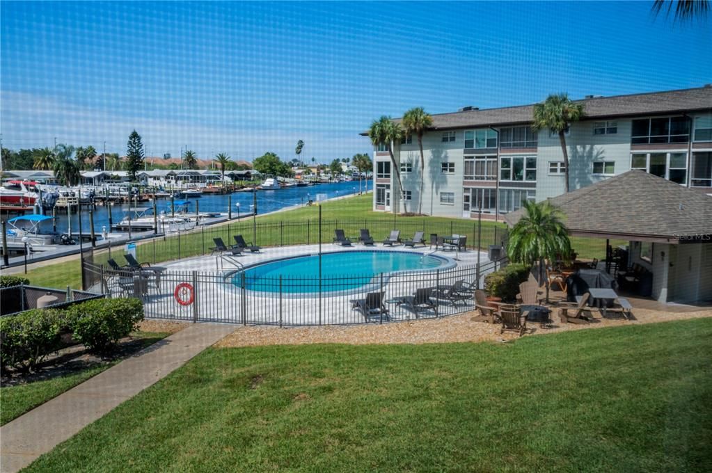 待售: $229,000 (2 贝兹, 2 浴室, 956 平方英尺)