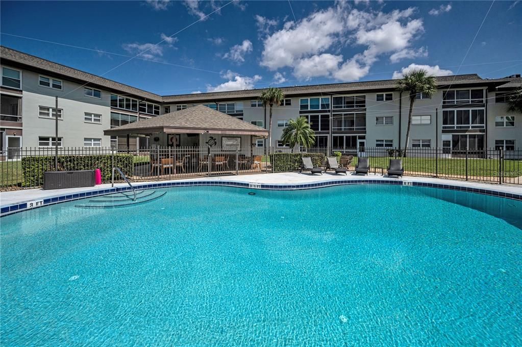 待售: $229,000 (2 贝兹, 2 浴室, 956 平方英尺)