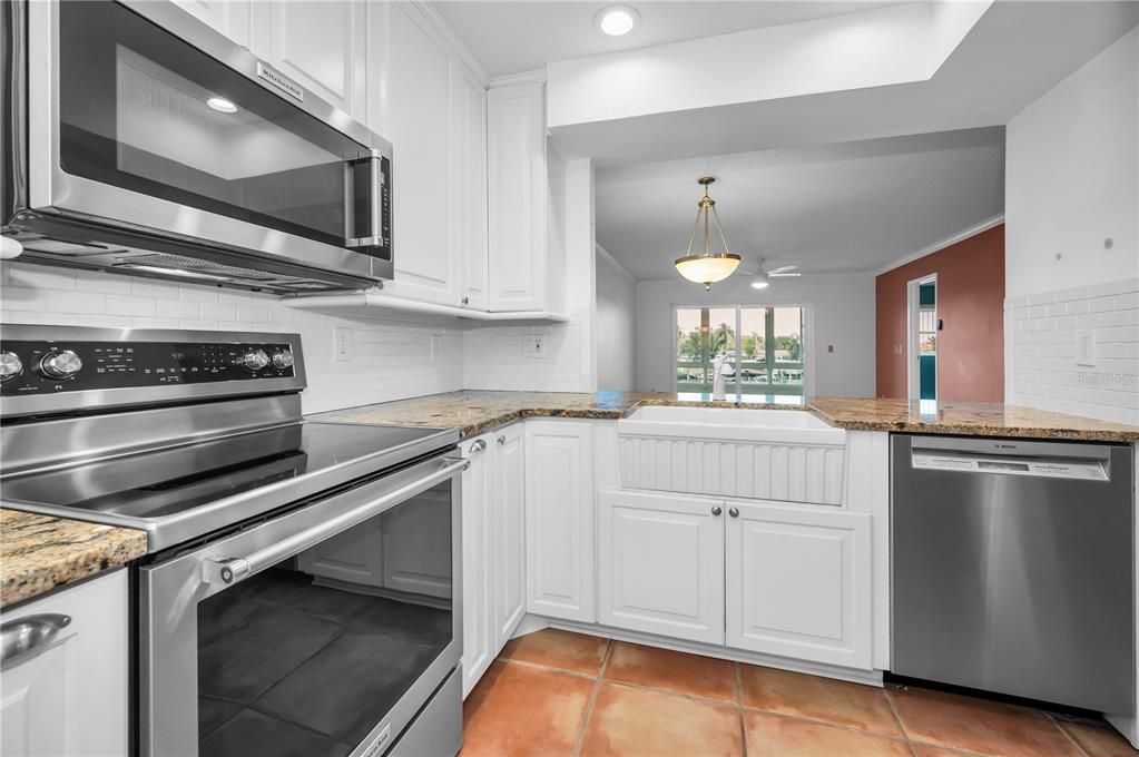 待售: $229,000 (2 贝兹, 2 浴室, 956 平方英尺)