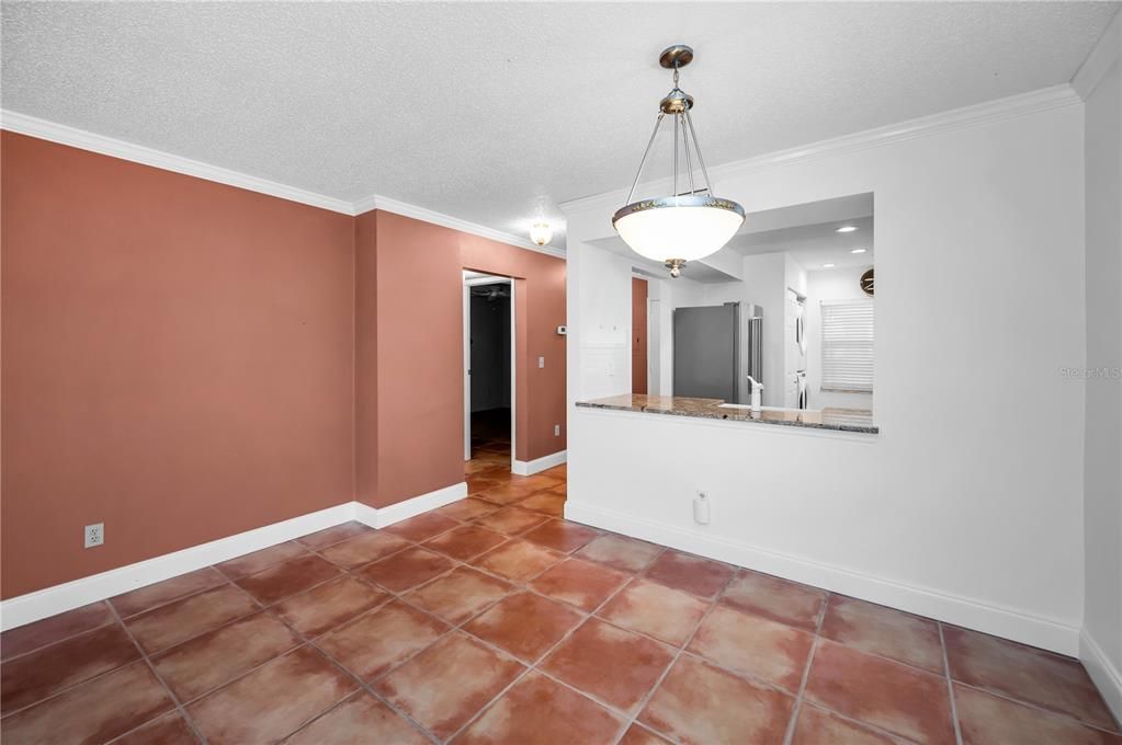 待售: $229,000 (2 贝兹, 2 浴室, 956 平方英尺)