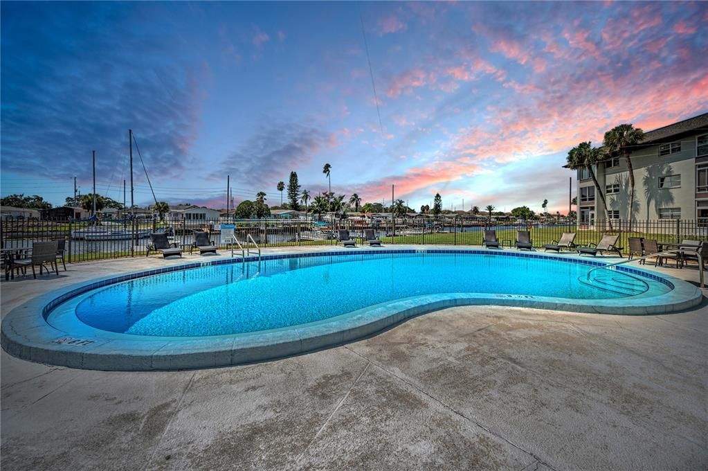 待售: $229,000 (2 贝兹, 2 浴室, 956 平方英尺)