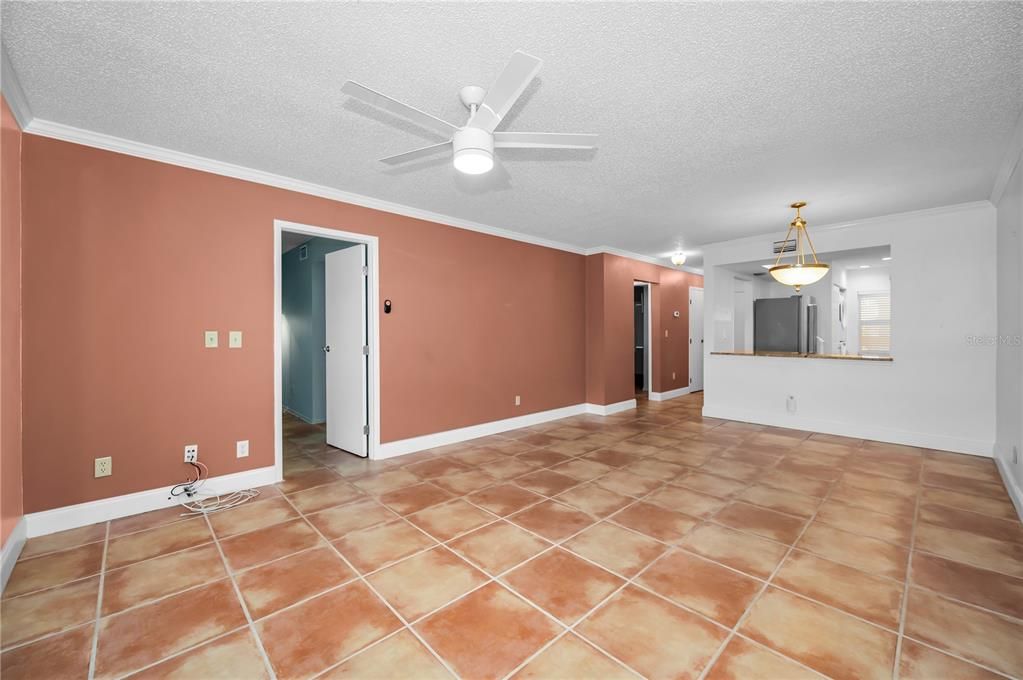 待售: $229,000 (2 贝兹, 2 浴室, 956 平方英尺)