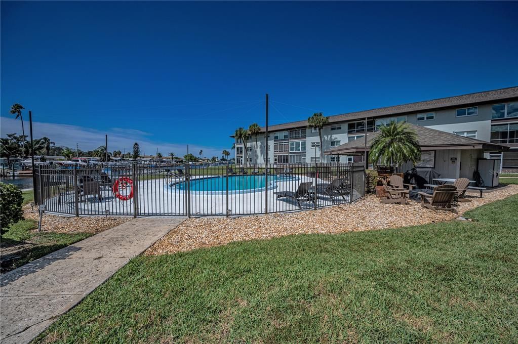 待售: $229,000 (2 贝兹, 2 浴室, 956 平方英尺)