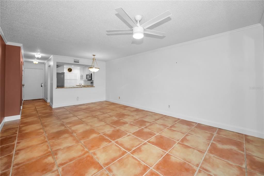 待售: $229,000 (2 贝兹, 2 浴室, 956 平方英尺)