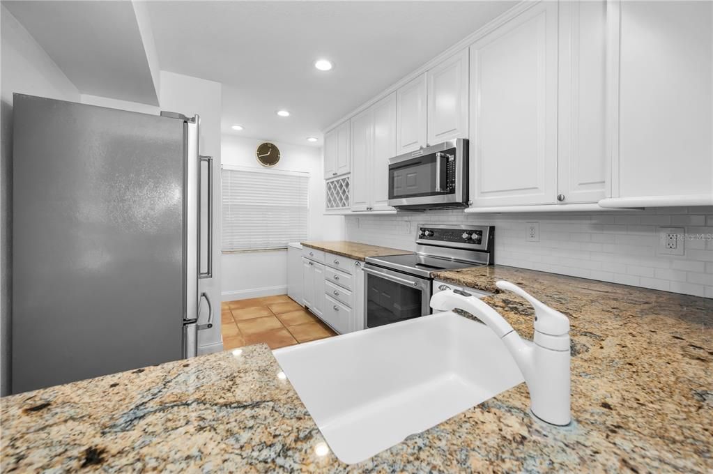 待售: $229,000 (2 贝兹, 2 浴室, 956 平方英尺)