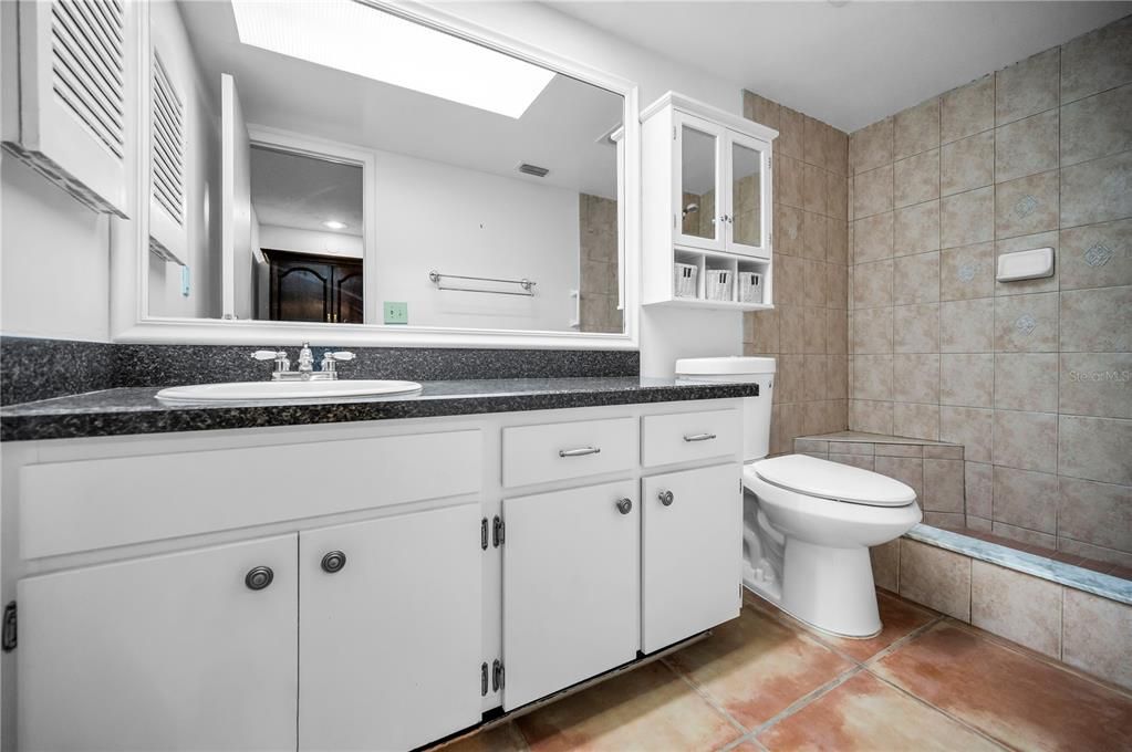 待售: $229,000 (2 贝兹, 2 浴室, 956 平方英尺)