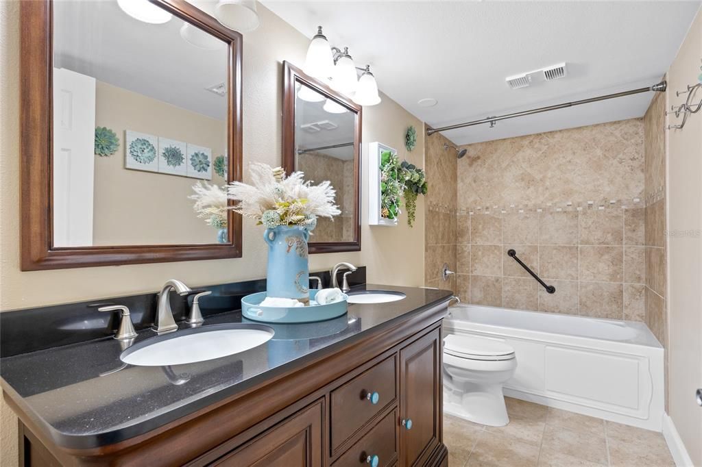 待售: $790,000 (2 贝兹, 2 浴室, 1190 平方英尺)