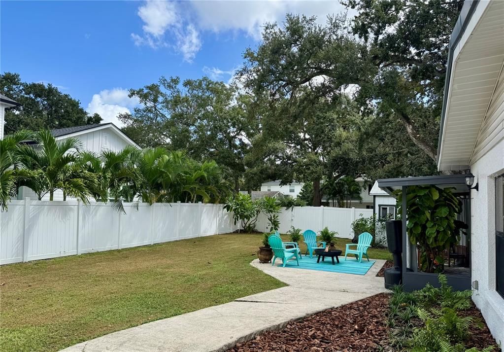 合同活跃: $799,900 (3 贝兹, 2 浴室, 1742 平方英尺)