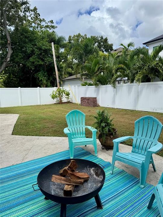 合同活跃: $799,900 (3 贝兹, 2 浴室, 1742 平方英尺)