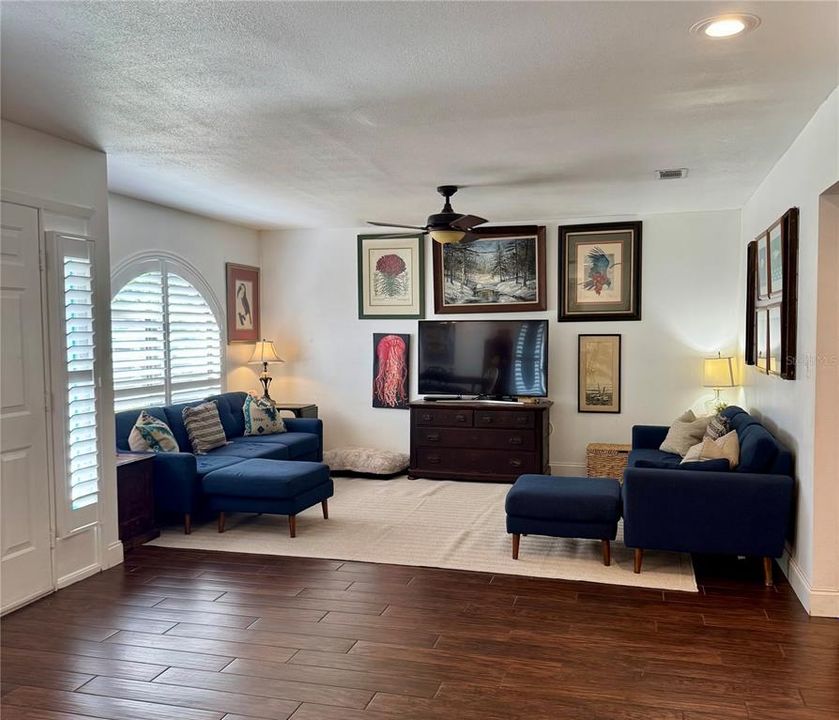 合同活跃: $799,900 (3 贝兹, 2 浴室, 1742 平方英尺)