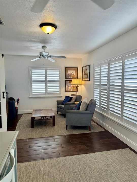 合同活跃: $799,900 (3 贝兹, 2 浴室, 1742 平方英尺)