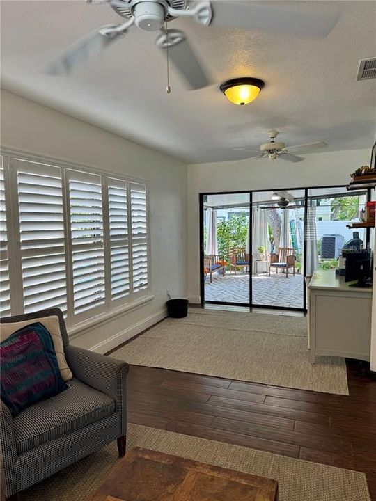 合同活跃: $799,900 (3 贝兹, 2 浴室, 1742 平方英尺)