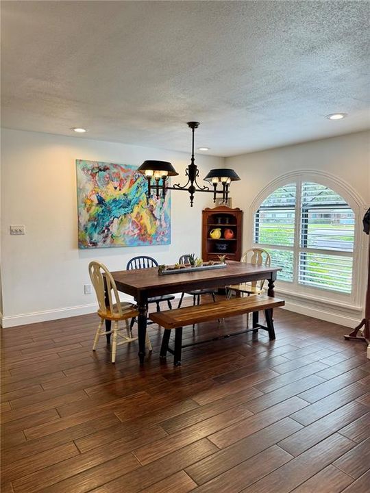 合同活跃: $799,900 (3 贝兹, 2 浴室, 1742 平方英尺)