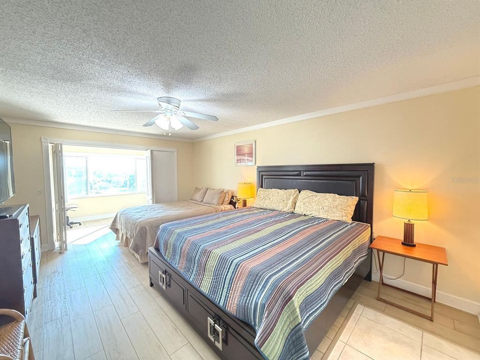 На продажу: $259,900 (1 спален, 2 ванн, 1050 Квадратных фут)