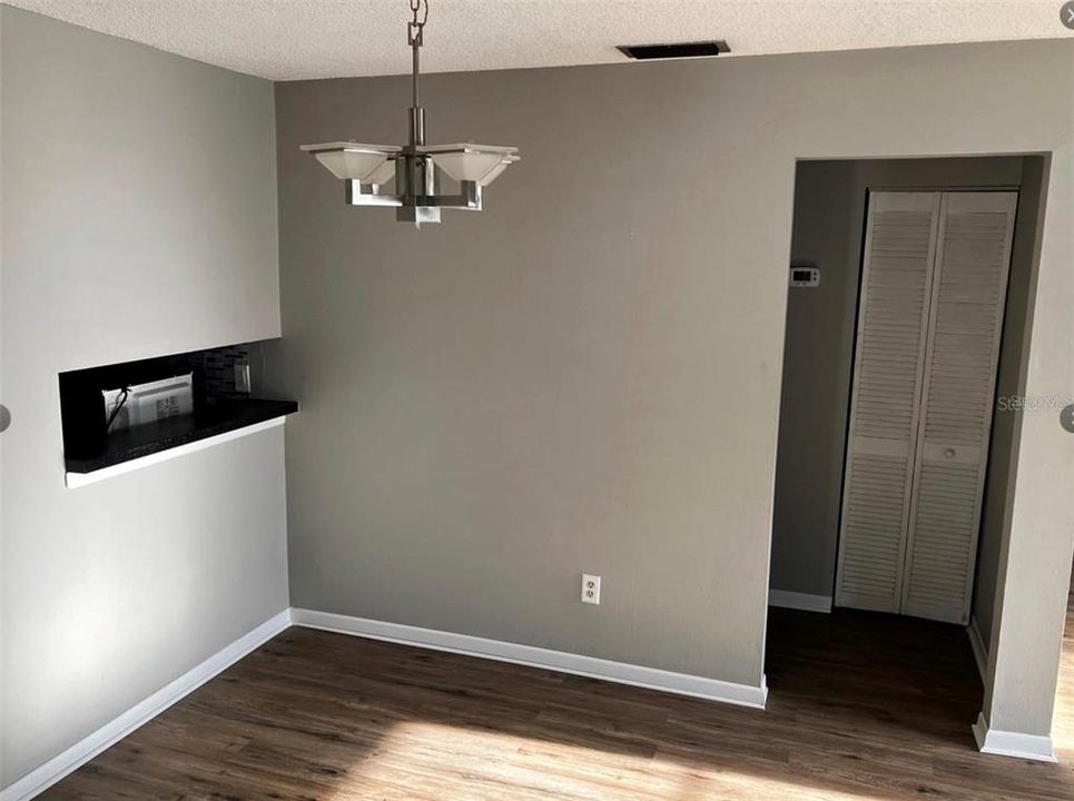 合同活跃: $1,800 (2 贝兹, 2 浴室, 1077 平方英尺)