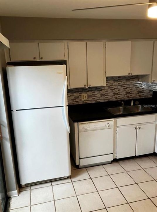 合同活跃: $1,800 (2 贝兹, 2 浴室, 1077 平方英尺)