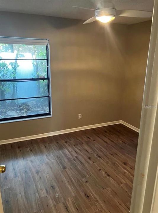 合同活跃: $1,800 (2 贝兹, 2 浴室, 1077 平方英尺)