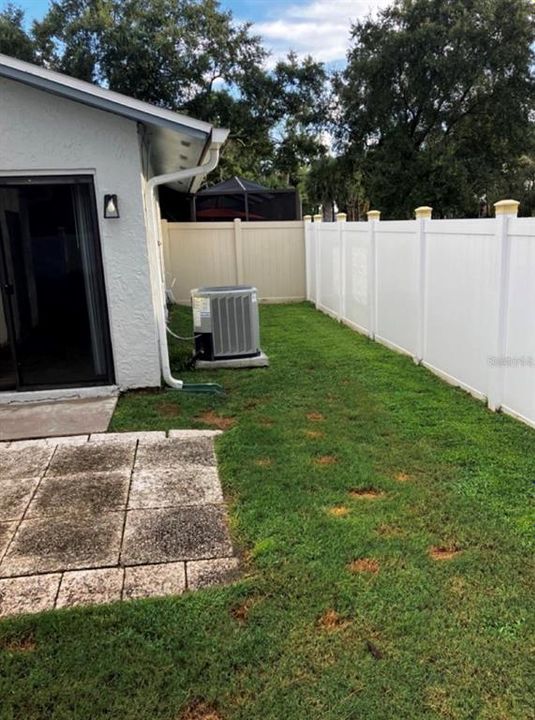 合同活跃: $1,800 (2 贝兹, 2 浴室, 1077 平方英尺)