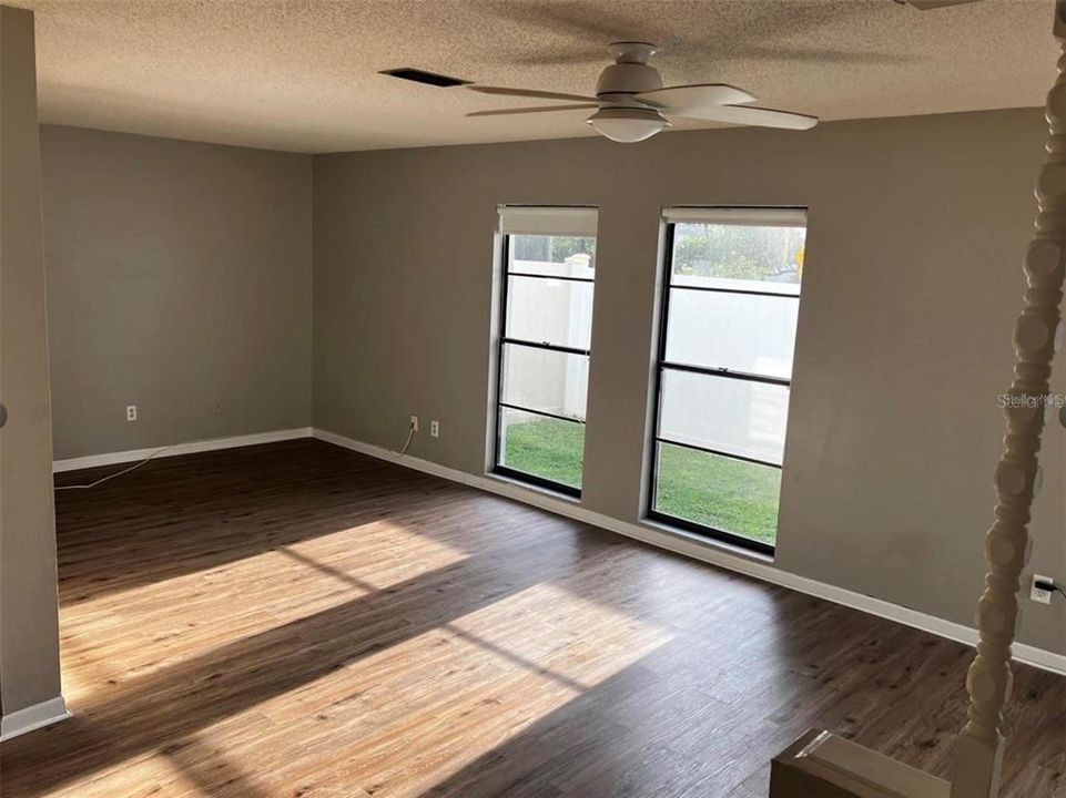 合同活跃: $1,800 (2 贝兹, 2 浴室, 1077 平方英尺)