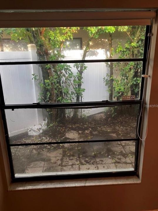 合同活跃: $1,800 (2 贝兹, 2 浴室, 1077 平方英尺)