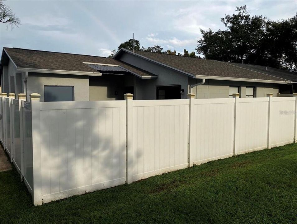 合同活跃: $1,800 (2 贝兹, 2 浴室, 1077 平方英尺)