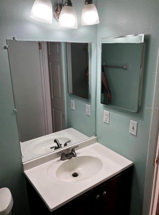 合同活跃: $1,800 (2 贝兹, 2 浴室, 1077 平方英尺)