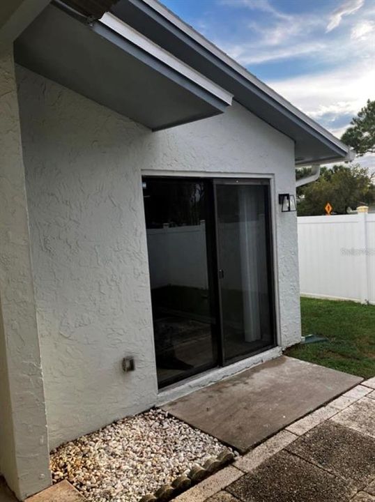 合同活跃: $1,800 (2 贝兹, 2 浴室, 1077 平方英尺)