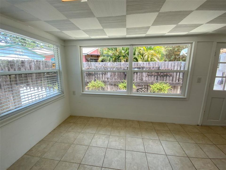 Activo con contrato: $2,400 (2 camas, 1 baños, 876 Pies cuadrados)