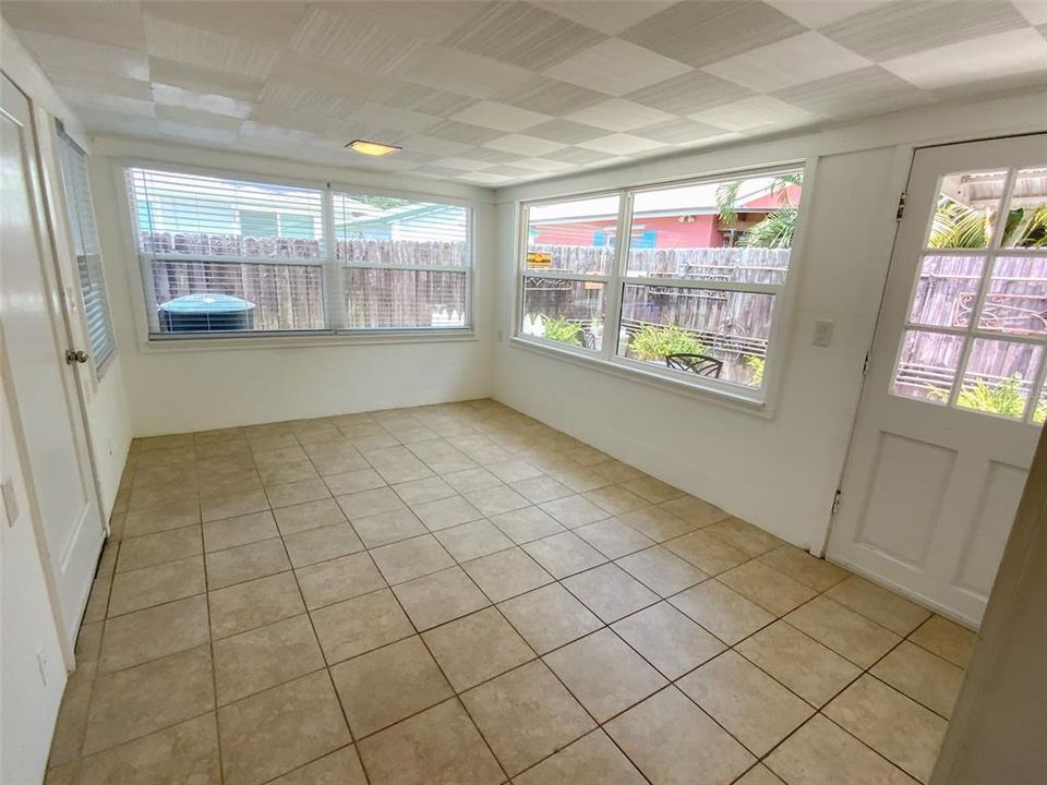 Activo con contrato: $2,400 (2 camas, 1 baños, 876 Pies cuadrados)