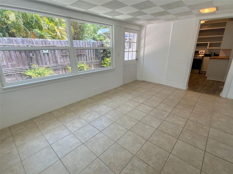 Activo con contrato: $2,400 (2 camas, 1 baños, 876 Pies cuadrados)