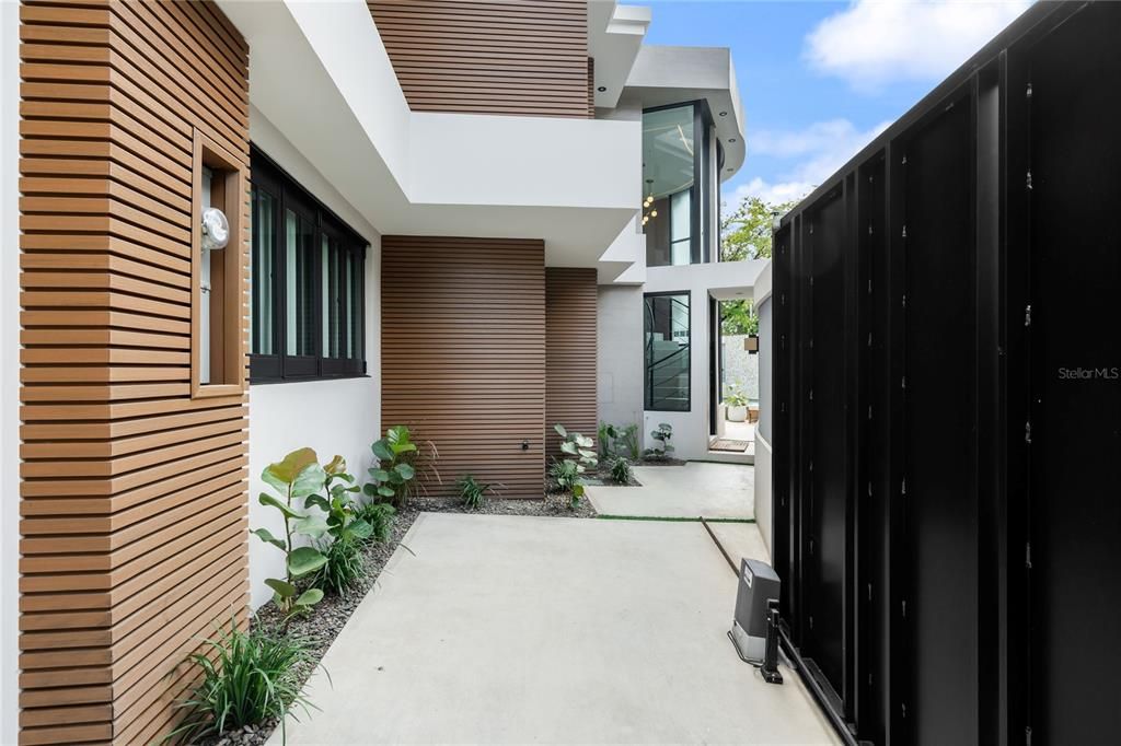 For Sale: $2,695,000 (5 beds, 4 baths, 3600 Square Feet)