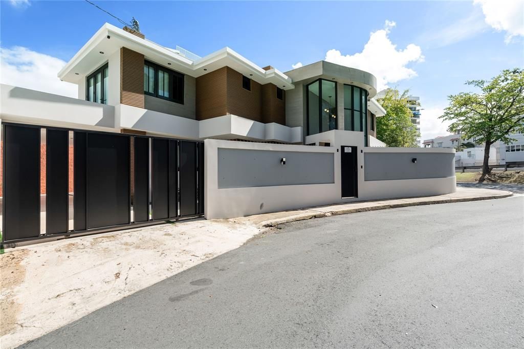 For Sale: $2,695,000 (5 beds, 4 baths, 3600 Square Feet)